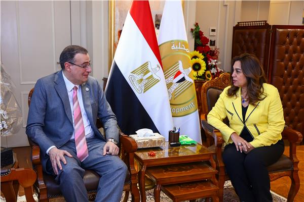 الدكتورة منال عوض وزيرة التنمية المحلية والمهندس حاتم نبيل رئيس الجهاز المركزي للتنظيم
