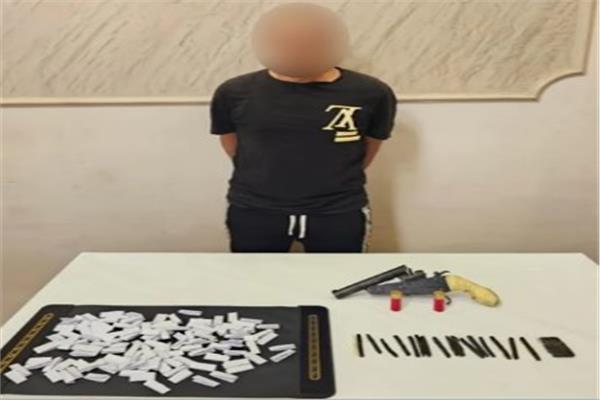 المتهم وبحوزته المضبوطات