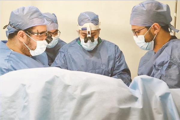 الفريق الطبى خلال إجراء الجراحة