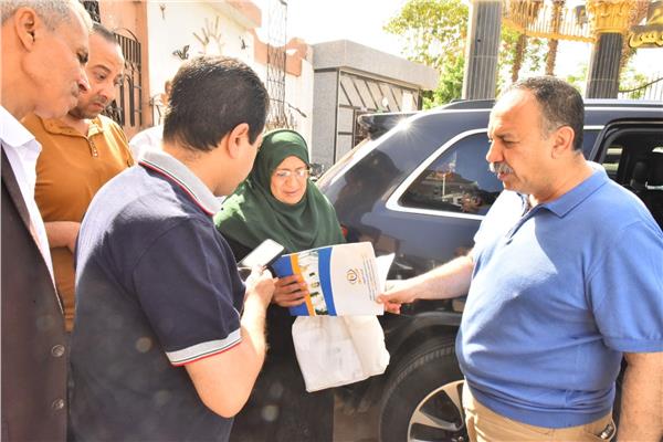 محافظ أسيوط يرافق سيدة إلى مستشفى الرمد ويوجه بعلاجها 
