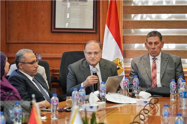 رئيس هيئة الدواء المصرية خلال اللقاء