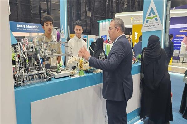 الملحق الثقافي ورئيس البعثة التعليمية المصرية يتفقد المعرض الدولي للمدارس