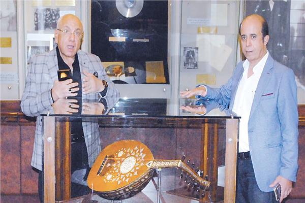 محمود عرفات ومحرر «الأخبار» وحوار عن «عود» عبدالوهاب الخاص