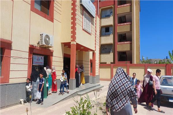 تقديم الخدمة الطبية لـ 1460 مواطنًا وتحويل 3 حالات للمستشفيات في قافلة طبية