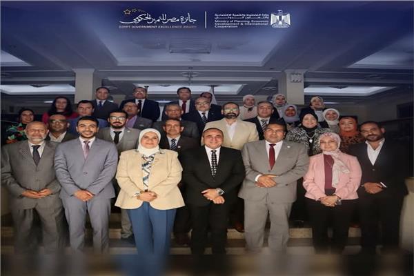 فريق عمل جائزة التميز الحكومي بجامعة الأقصر