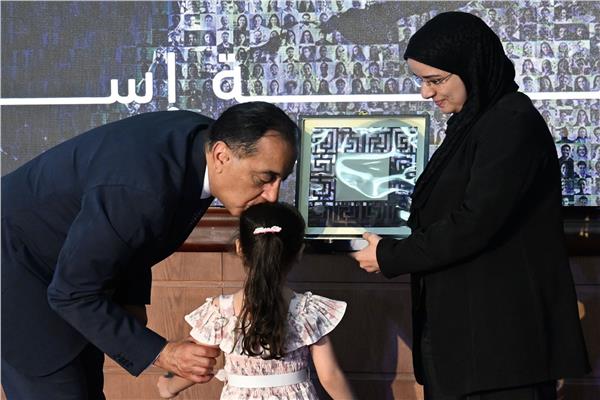 رئيس الوزراء يقبل رأس ابنة أحد أفراد هيئة الإسعاف شهيد الواجب