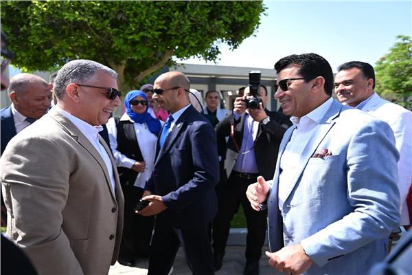 وزير الشباب ومحافظ الإسماعيلية يشهدان جلسة حوارية