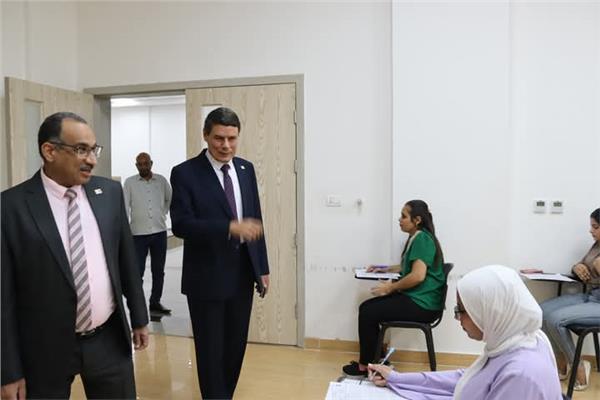 رئيس جامعة طيبة التكنولوجية يتفقد امتحانات الفصل الدراسي الثاني