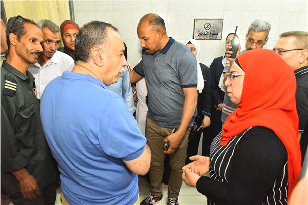 محافظ أسيوط يتفقد مستشفى الرمد بحي شرق ويلتقي بعض المرضى للاطمئنان