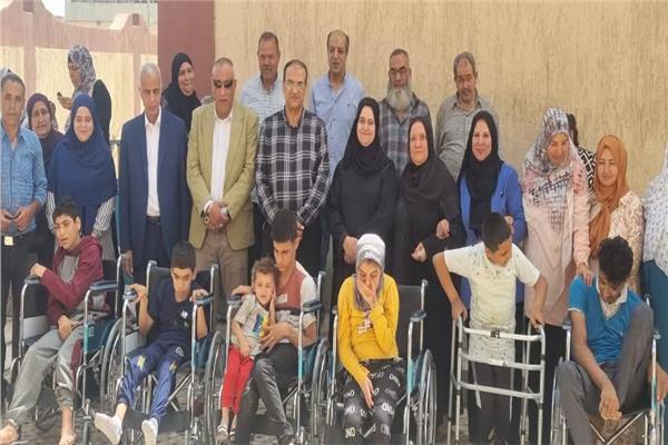  توزيع كراسي متحركة