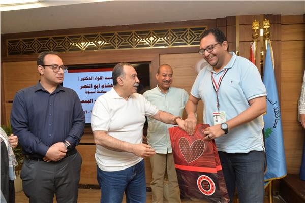 محافظ أسيوط يسلم 320 حاجًا من الجمعيات الأهلية 