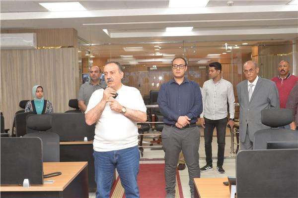 محافظ أسيوط يتابع من داخل مركز السيطرة جهود إخماد حريق بحظائر مواشي بأبوتيج وصرف تعويضات