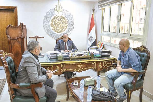 رئيس مجلس الآباء والمعلمين خلال حواره مع الأخبار