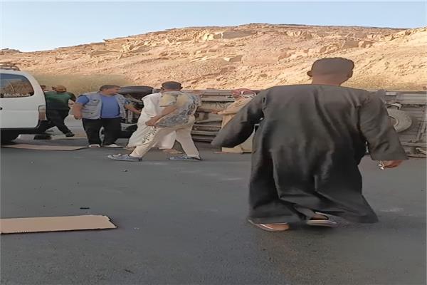  أهالى أسوان يتسارعون فى مساعدة سائق انقلبت سيارته 