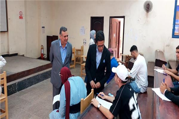  رئيس جامعة بنها يتفقد سير الامتحانات بكليتي الزراعة والطب البيطري    
