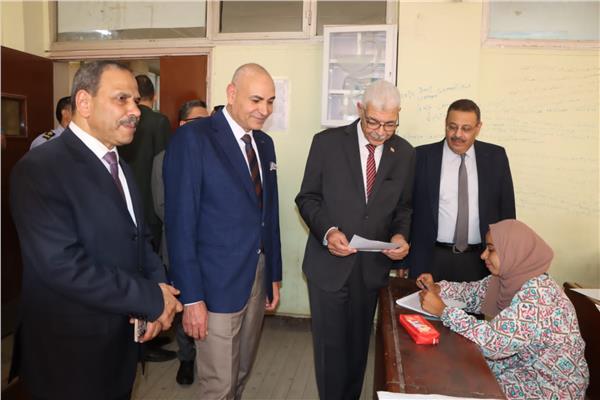 الدكتور أحمد القاصد رئيس جامعة المنوفية خلال الجولة 