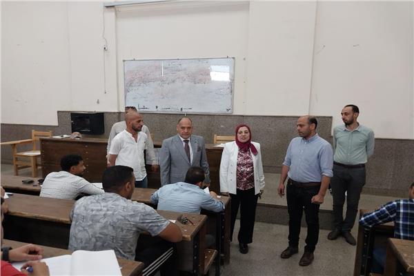رئيس جامعة بنها خلال الجولة
