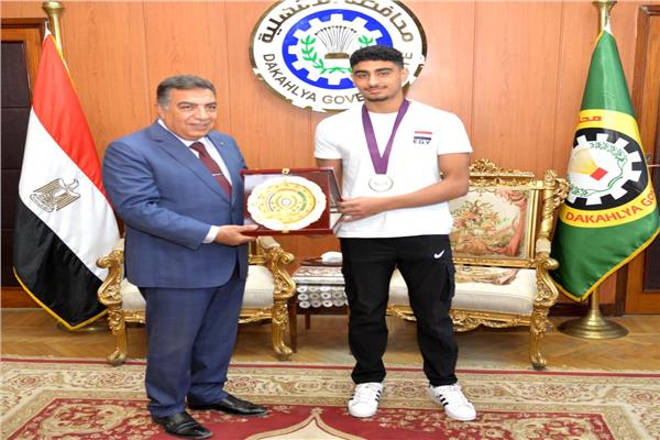 محافظ الدقهلية يكرم بطل أفريقيا في السباحة