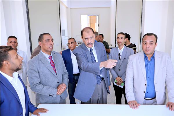 عبد الفتاح سراج  محافظ سوهاج خلال جولته الميدانية بمركز ساقلتة