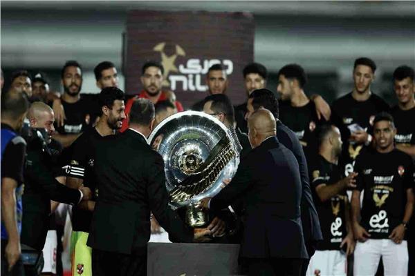 تتويج الأهلي بلقب الدوري في الموسم الماضي