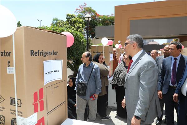 المهندس عادل النجار محافظ الجيزة يسلم ١٣٦ جهازًا كهربائيًا