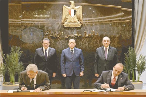د.مصطفى مدبولى خلال توقيع عقد تأسيس شركة الأدوية