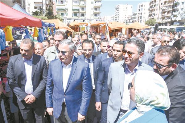 وزير التموين خلال تفقده عددا من المنافذ بالمكس