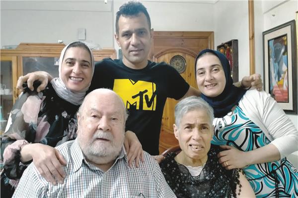 عصمت داوستاشى مع أسرته