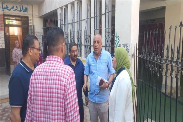 مدير شبين القناطر يتفقد الاستعدادات النهائية قبل انطلاق امتحان الشهادة الإعدادية