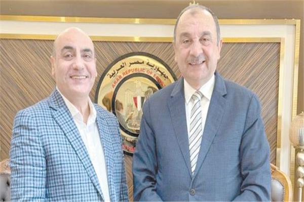 المهندس محمد شيمي مع خالد النجار رئيس تحرير مجلة أخبار السيارات