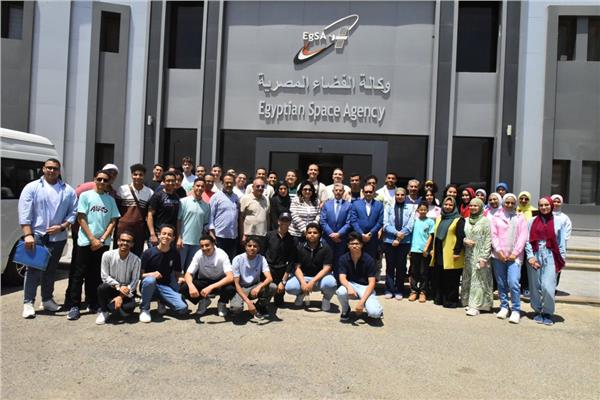 وفد طلابي من أسيوط يزور وكالة الفضاء المصرية