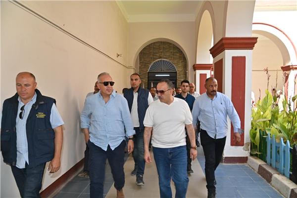 محافظ أسيوط ووزير الموارد المائية والري يتفقدان أعمال تطهير ترعة المعنا وكوبري السنط 