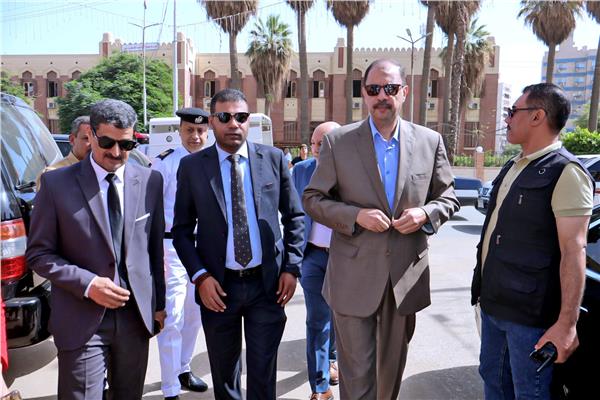 محافظ سوهاج يفتتح منفذ "حياة كريمة" لبيع اللحوم 