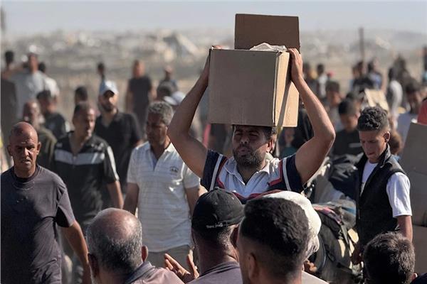 معاناة أهالي غزة خلال حصولهم على المساعدات الإنسانية - صورة أرشيفية