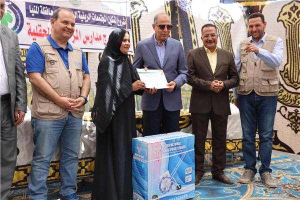 استقبال العالمين بالمدرسة الحقلية لمحفاظ إلمنيا