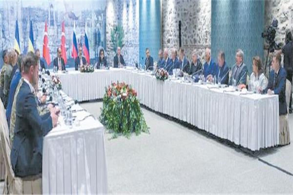 جانب من المباحثات الروسية الأوكرانية بمدينة أسطنبول التركية أمس