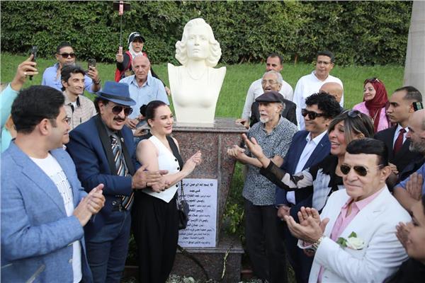 رئيس الأوبرا يزيح الستار عن تمثالي أسمهان وفريد الأطرش .. اعرف التفاصيل