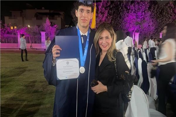  صابرين تهنئ نجلها بتخرجه من المدرسة
