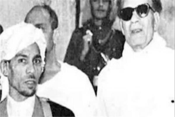 د. طه حسين برفقة الشيخ أمين الخولى فى الحج