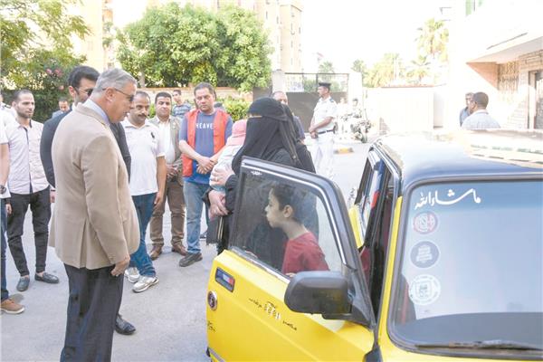 محافظ الإسكندرية خلال تسليم السيارة الجديدة لزوجة السائق