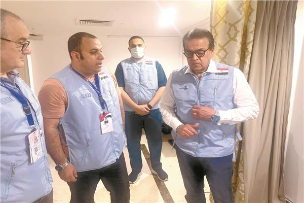 وزير الصحة خلال الجولة التفقدية للاطمئنان على حالة الحجاج المصريين