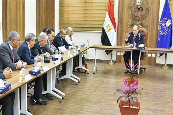  علي الغمراوي رئيس هيئة الدواء المصرية خلال الاجتماع