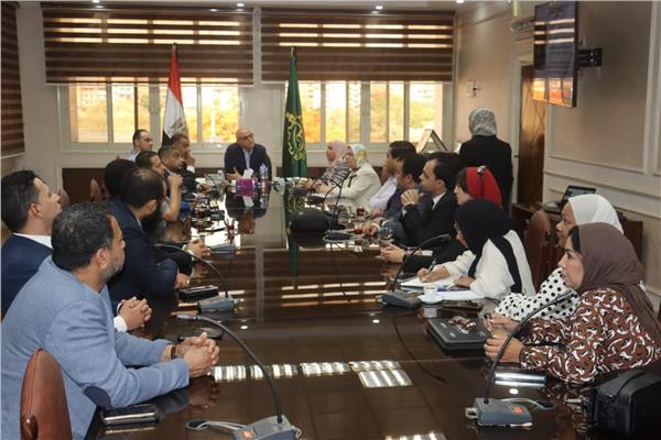 أيمن عطية محافظ القليوبية خلال اللقاء