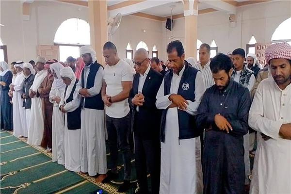 محافظ شمال سيناء يؤدي صلاه العيد في مسجد الشباب بالشيخ زويد