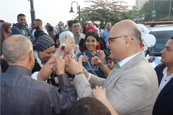 محافظ القليوبية ومدير الأمن يوزعان الورود على المواطنين احتفالا بعيد الأضحى