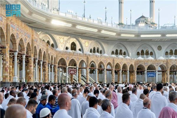  المصلون اثناء صلاة عيد الأضحى في المسجد الحرام