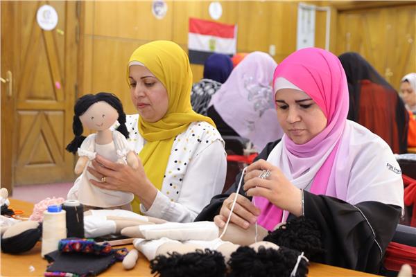 ورشتين تدريبيتين لفن العرائس والديكوباج