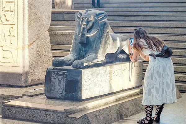  يعرض الدرج  العظيم ٧٢ تمثالاً من التماثيل الثقيلة والضخمة التى تنتمى للحضارة المصرية
