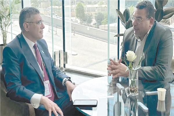 محرر «الأخبار» خلال حواره مع محافظ الجيزة