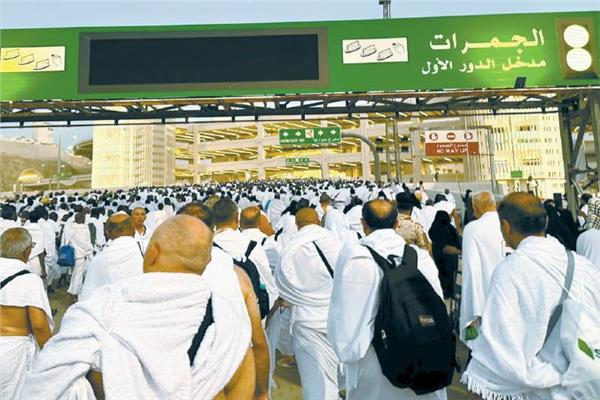آلاف الحجاج يرمون الجمرات فى أول أيام التشريق